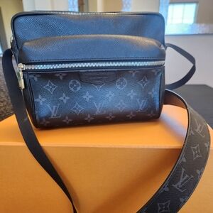 Authentic mens LOUIS VUITTON Taiga Rama Outdoor Messenger PM M30233 Crossbody
